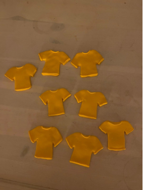 Winners of a mini game receive a yellow jersey.